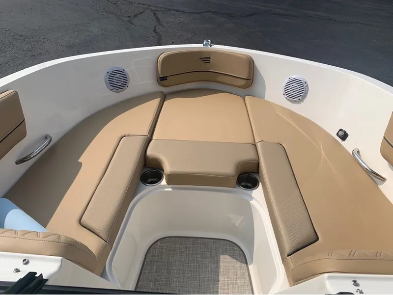 Slide: The Image of Bayliner VR6 Bowrider 2024 - 11