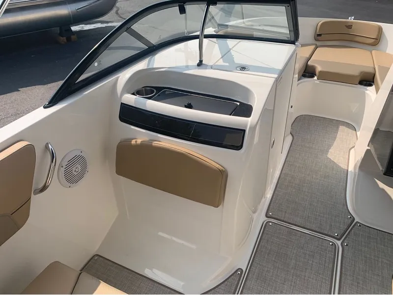 Slide: The Image of Bayliner VR6 Bowrider 2024 - 21