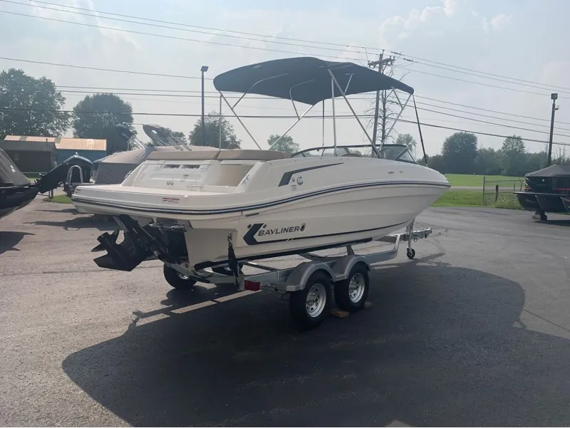 Slide: The Image of Bayliner VR6 Bowrider 2024 - 4