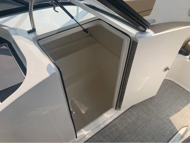 Slide: The Image of Bayliner VR6 Bowrider 2024 - 24