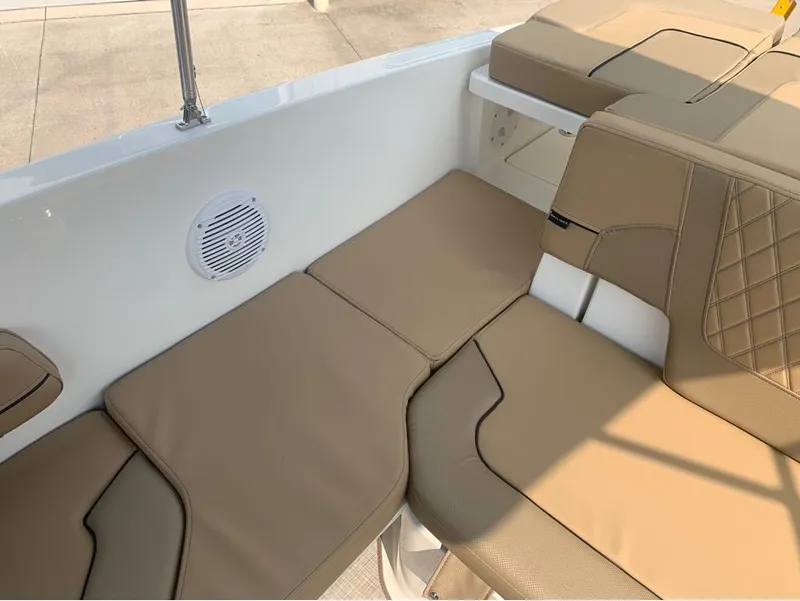 Slide: The Image of Bayliner VR6 Bowrider 2024 - 16