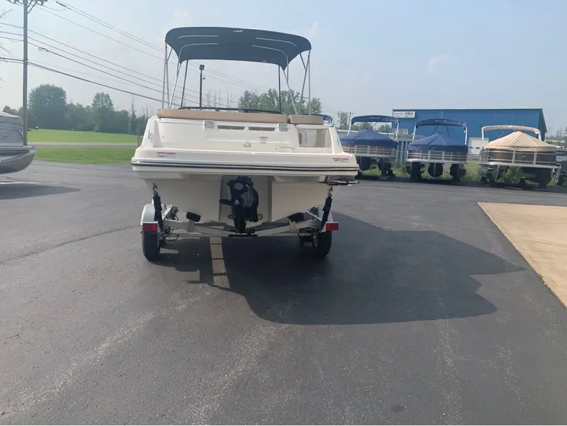 Slide: The Image of Bayliner VR6 Bowrider 2024 - 3