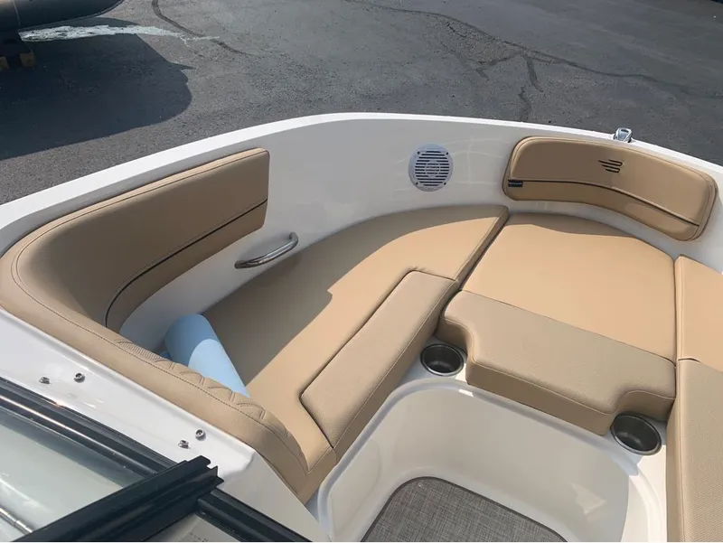 Slide: The Image of Bayliner VR6 Bowrider 2024 - 10