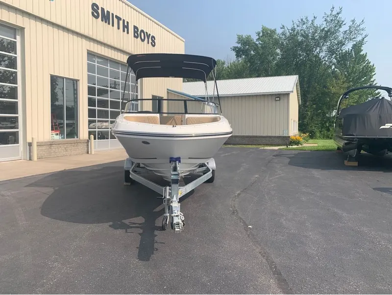 Slide: The Image of Bayliner VR6 Bowrider 2024 - 7