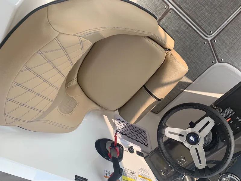 Slide: The Image of Bayliner VR6 Bowrider 2024 - 20