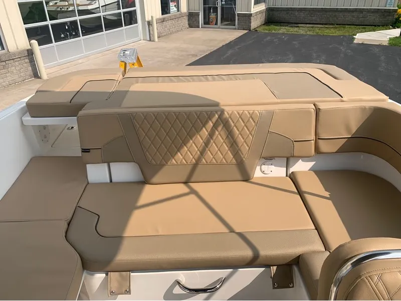 Slide: The Image of Bayliner VR6 Bowrider 2024 - 15