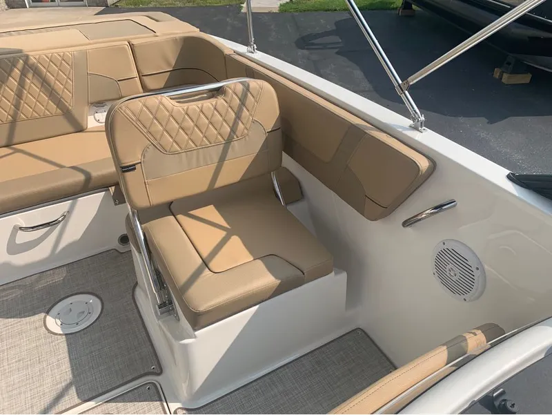 Slide: The Image of Bayliner VR6 Bowrider 2024 - 14