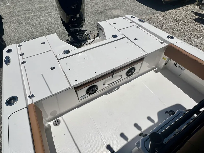 Slide: The Image of Robalo 266 Cayman 2025 - 10