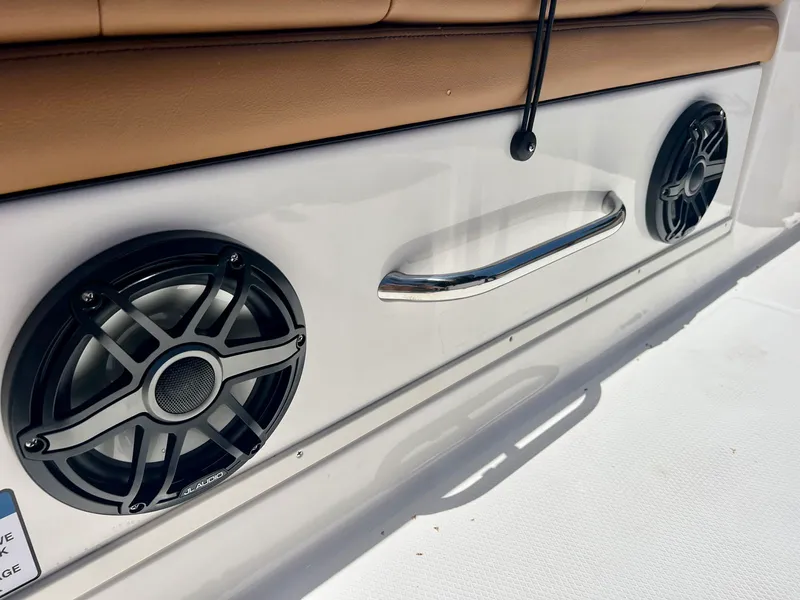 Slide: The Image of Robalo 266 Cayman 2025 - 12