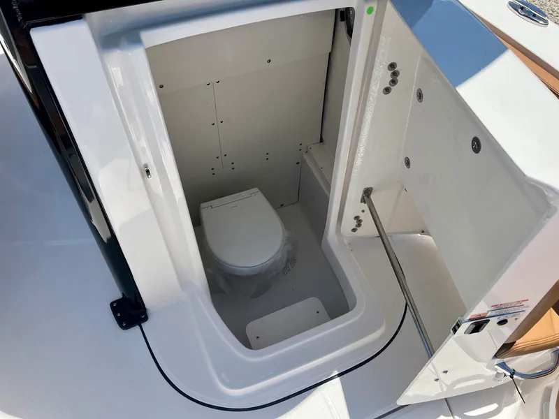 Slide: The Image of Robalo 266 Cayman 2025 - 15