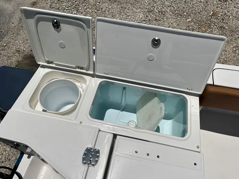 Slide: The Image of Robalo 266 Cayman 2025 - 19