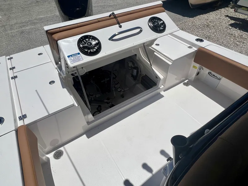 Slide: The Image of Robalo 266 Cayman 2025 - 22