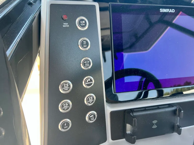 Slide: The Image of Robalo 266 Cayman 2025 - 24