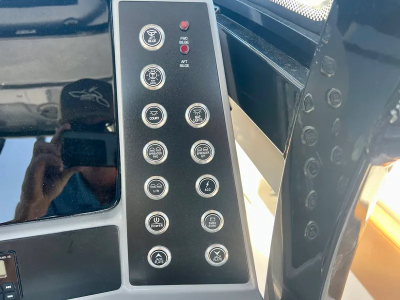 Slide: The Image of Robalo 266 Cayman 2025 - 26