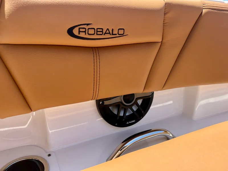 Slide: The Image of Robalo 266 Cayman 2025 - 31