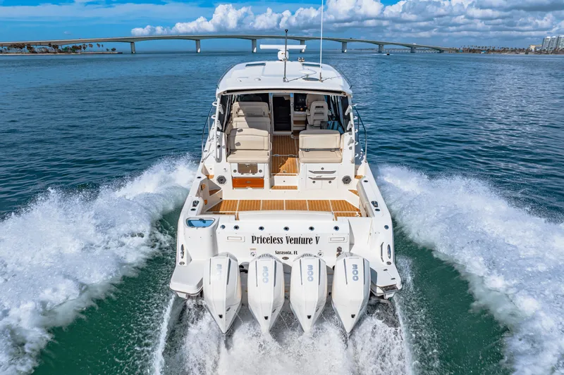 Slide: The Image of Boston Whaler 405 CONQUEST 2022 - 25