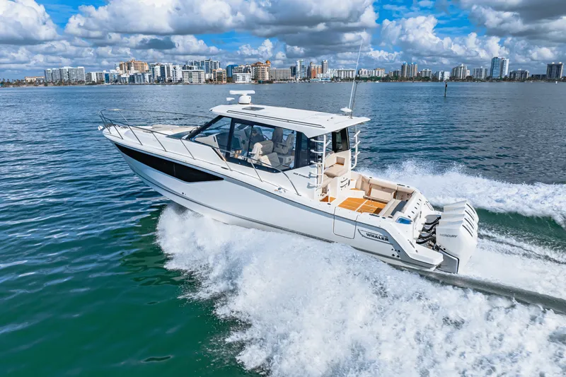 Slide: The Image of Boston Whaler 405 CONQUEST 2022 - 26