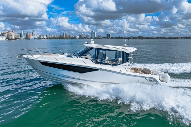 Slide: The Image of Boston Whaler 405 CONQUEST 2022 - 27