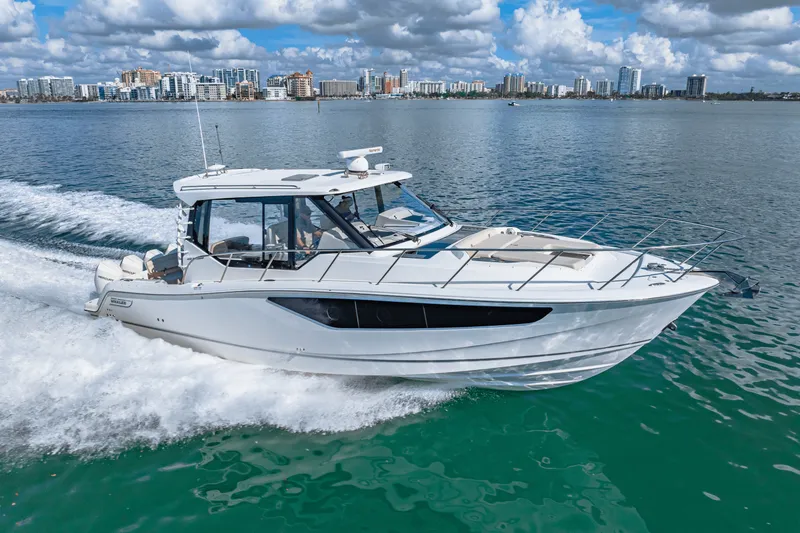 Slide: The Image of Boston Whaler 405 CONQUEST 2022 - 29