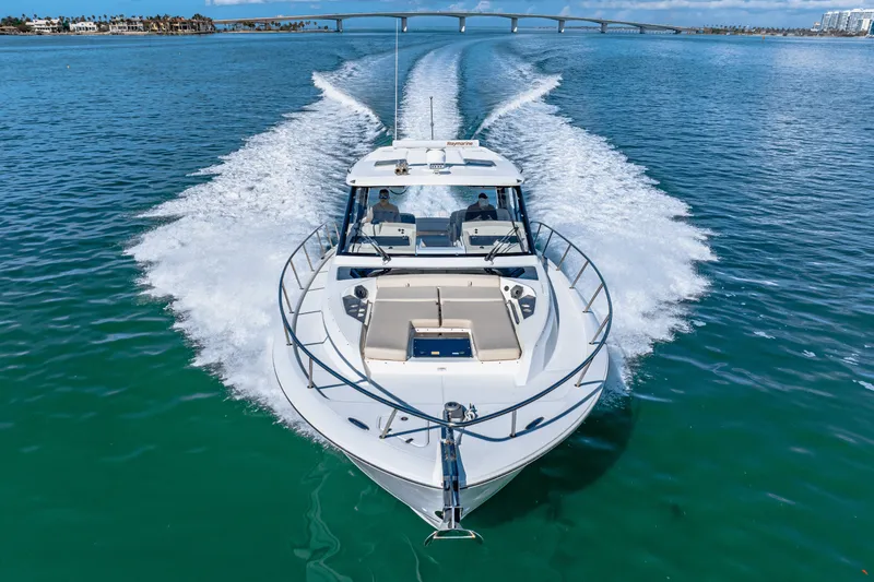 Slide: The Image of Boston Whaler 405 CONQUEST 2022 - 32