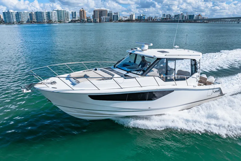 Slide: The Image of Boston Whaler 405 CONQUEST 2022 - 33