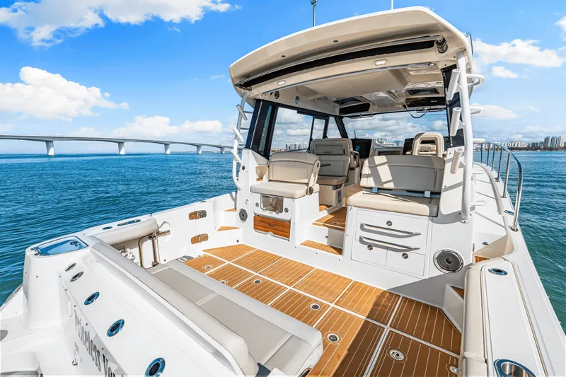 Slide: The Image of Boston Whaler 405 CONQUEST 2022 - 34