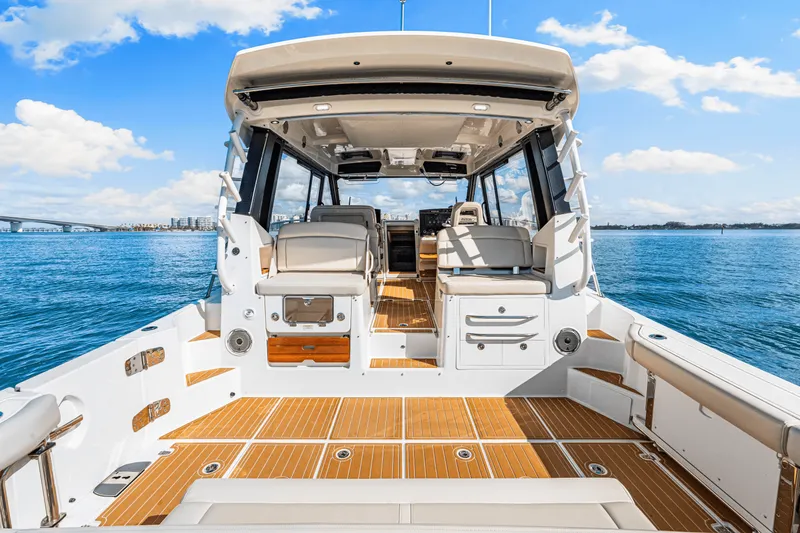 Slide: The Image of Boston Whaler 405 CONQUEST 2022 - 35