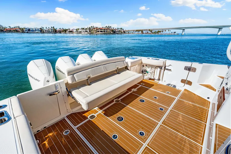 Slide: The Image of Boston Whaler 405 CONQUEST 2022 - 39