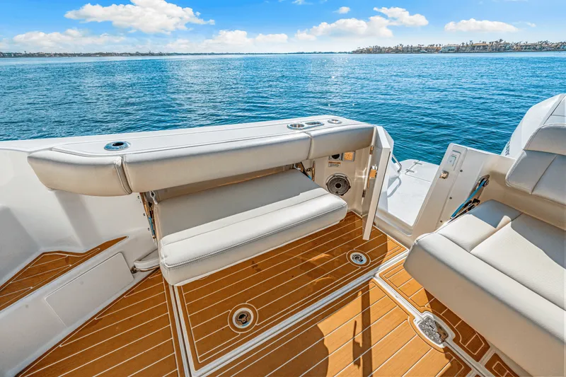 Slide: The Image of Boston Whaler 405 CONQUEST 2022 - 42