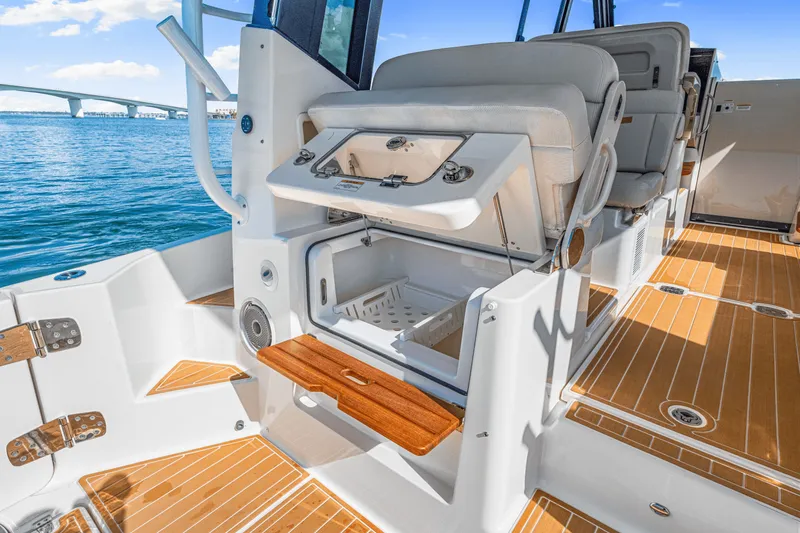 Slide: The Image of Boston Whaler 405 CONQUEST 2022 - 44