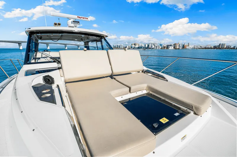 Slide: The Image of Boston Whaler 405 CONQUEST 2022 - 46
