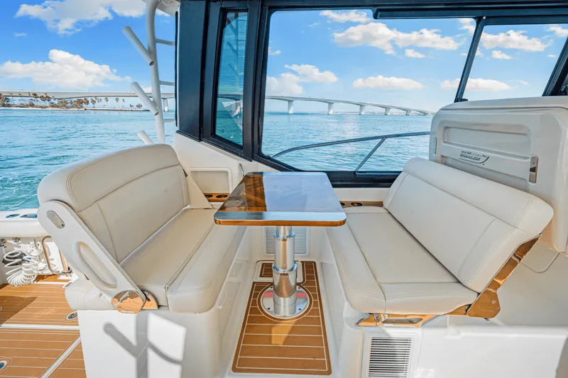 Slide: The Image of Boston Whaler 405 CONQUEST 2022 - 51