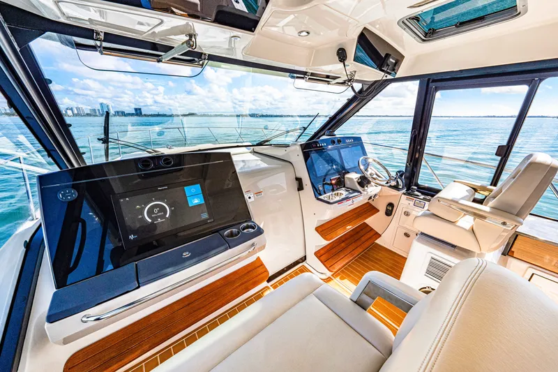 Slide: The Image of Boston Whaler 405 CONQUEST 2022 - 55