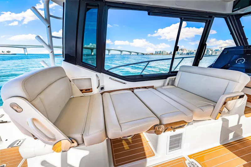 Slide: The Image of Boston Whaler 405 CONQUEST 2022 - 58