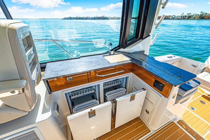 Slide: The Image of Boston Whaler 405 CONQUEST 2022 - 59