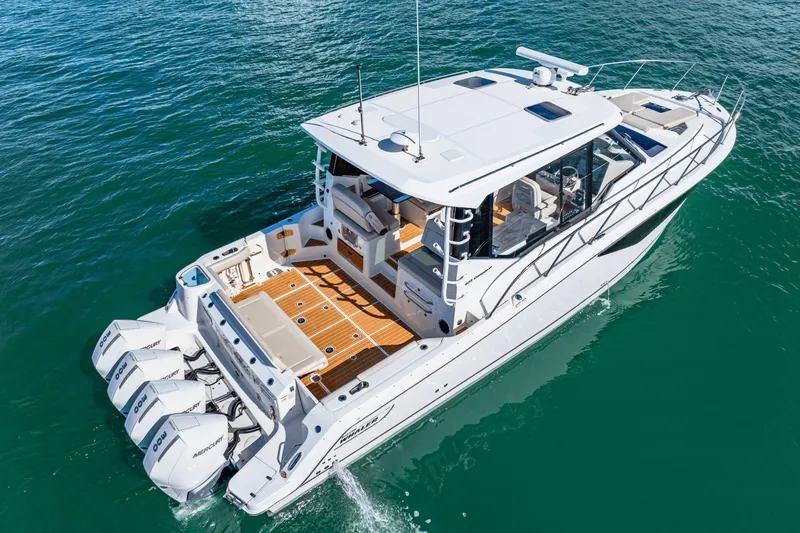 Slide: The Image of Boston Whaler 405 CONQUEST 2022 - 6