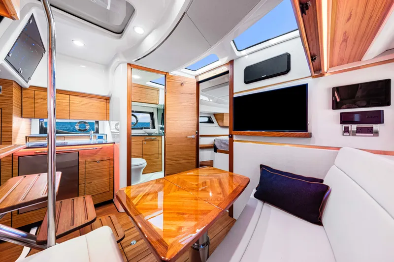 Slide: The Image of Boston Whaler 405 CONQUEST 2022 - 64