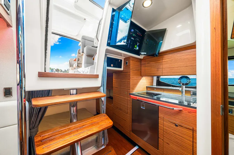 Slide: The Image of Boston Whaler 405 CONQUEST 2022 - 66