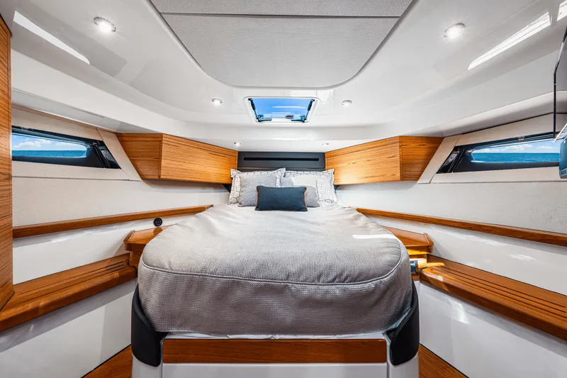 Slide: The Image of Boston Whaler 405 CONQUEST 2022 - 68