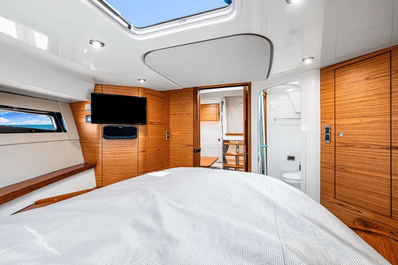 Slide: The Image of Boston Whaler 405 CONQUEST 2022 - 69