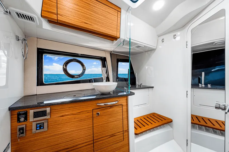 Slide: The Image of Boston Whaler 405 CONQUEST 2022 - 70