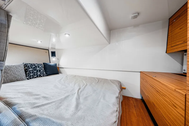 Slide: The Image of Boston Whaler 405 CONQUEST 2022 - 71