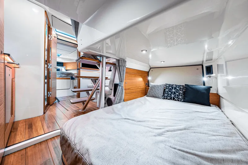 Slide: The Image of Boston Whaler 405 CONQUEST 2022 - 72