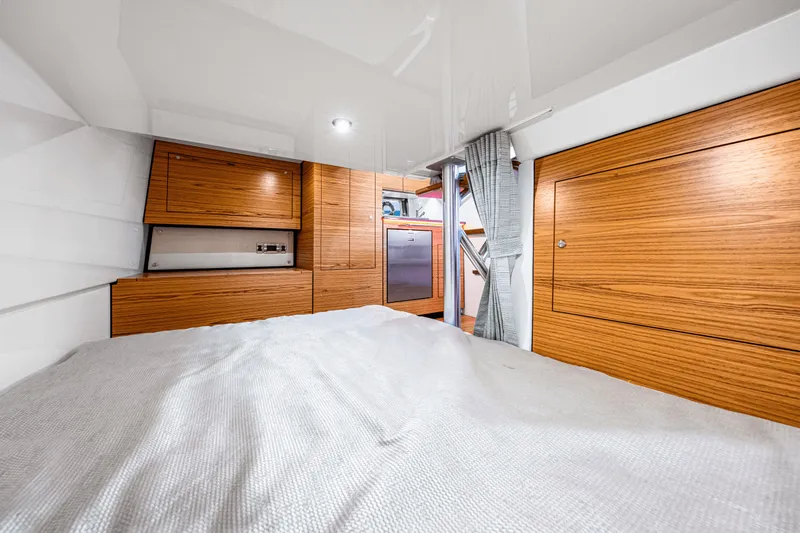 Slide: The Image of Boston Whaler 405 CONQUEST 2022 - 73