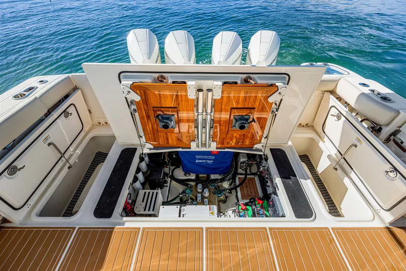 Slide: The Image of Boston Whaler 405 CONQUEST 2022 - 74