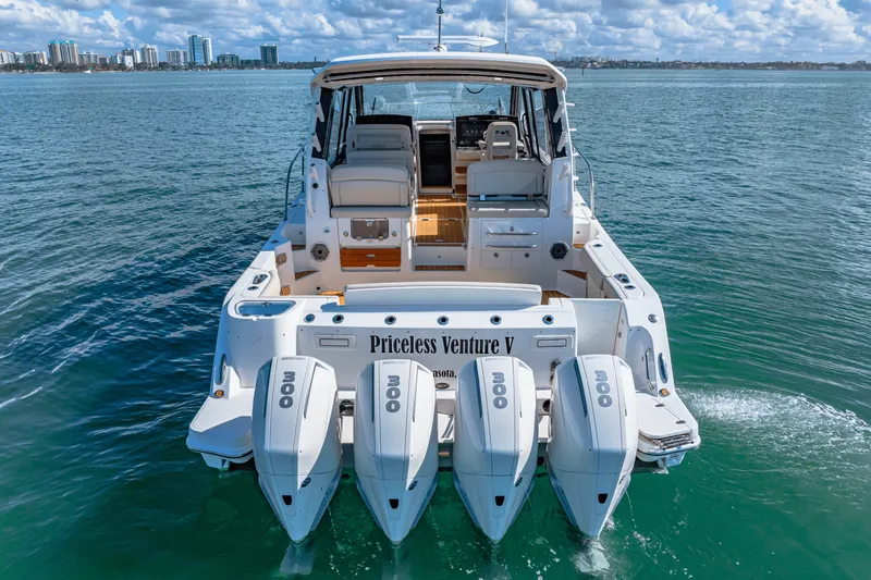 Slide: The Image of Boston Whaler 405 CONQUEST 2022 - 8