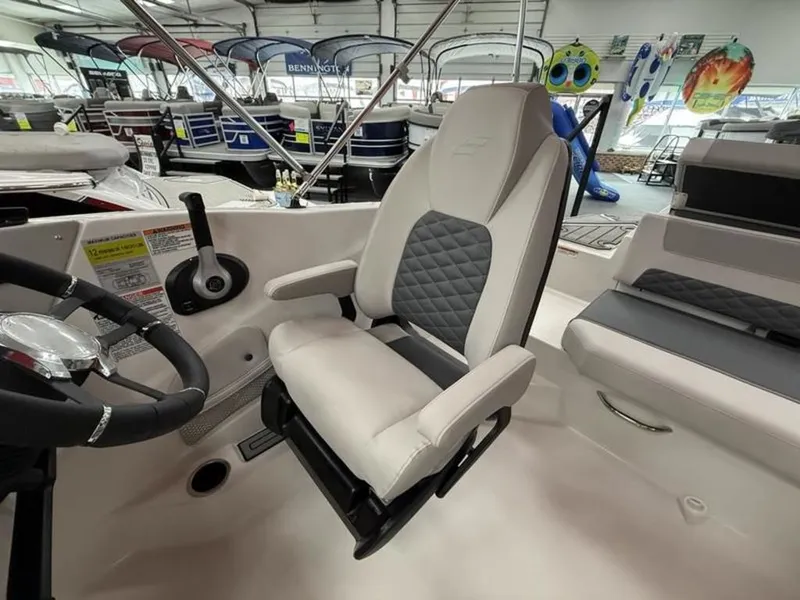 Slide: The Image of Starcraft Marine SVX 210 IO 2025 - 16