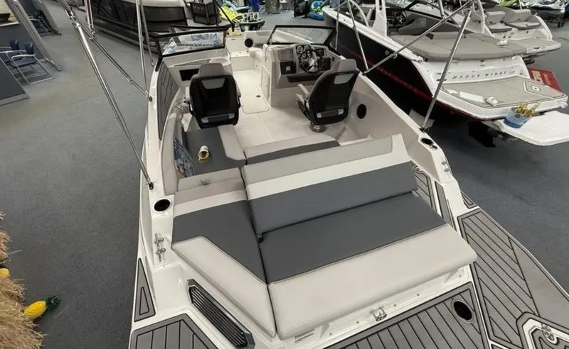 Slide: The Image of Starcraft Marine SVX 210 IO 2025 - 4