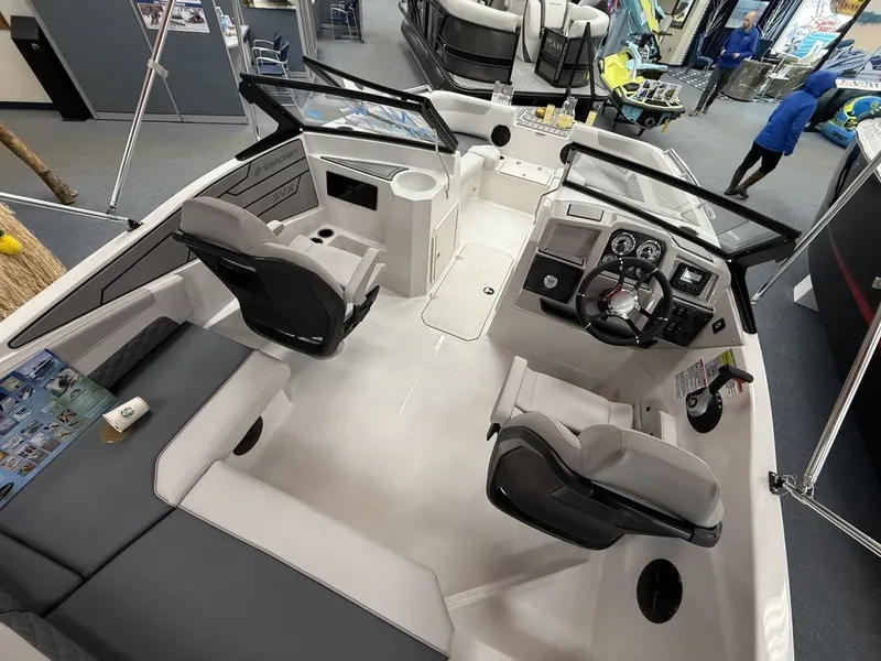 Slide: The Image of Starcraft Marine SVX 210 IO 2025 - 18