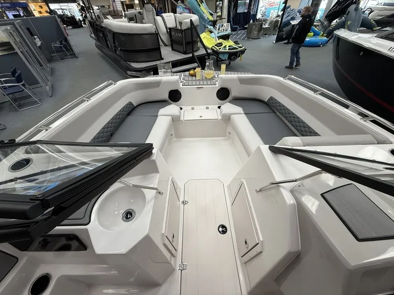 Slide: The Image of Starcraft Marine SVX 210 IO 2025 - 8